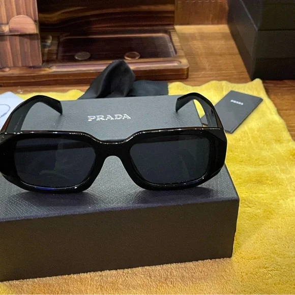 Prada PR 17WS
Black Frames
Shaded Lens
100% Authentic
Double Prada Box - Picture 2 of 10